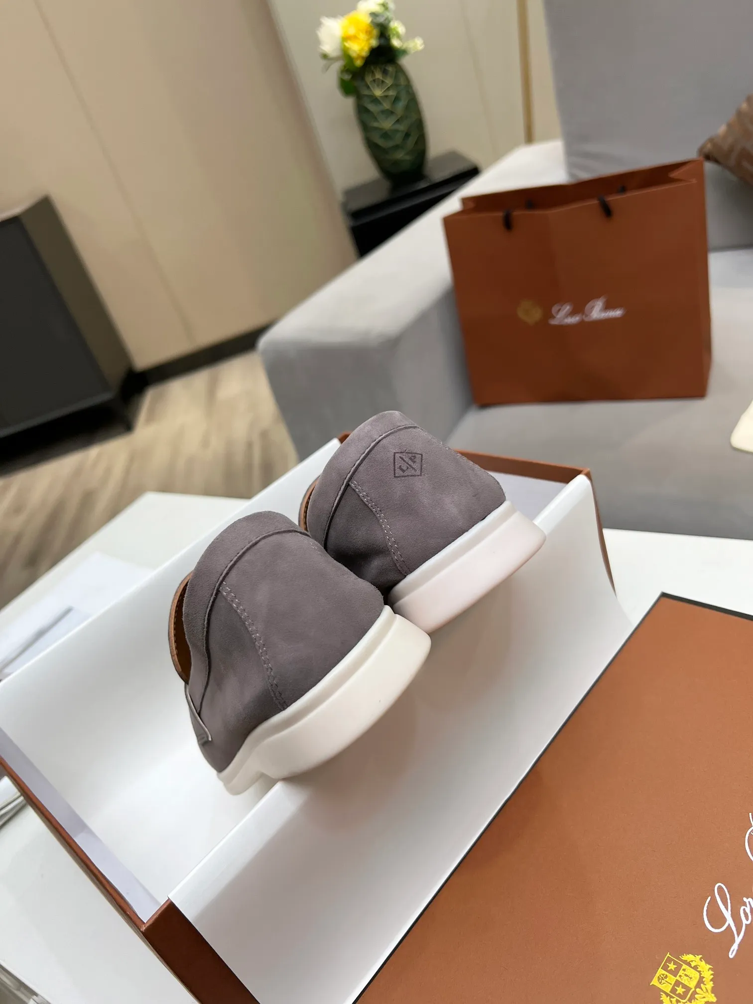 👟👟Ex-factory price 480👟👟 【Loro Piana】Italian top cashmere is fashionable and classic, and the leather is also practical and still of the highest quality on the Internet. Developed from the original board, the upper is made of Yangjing silk and is smooth. Leather lining, wear-resistant high-elastic beef tendon bottom. Size: 35-42, (men’s +10)
